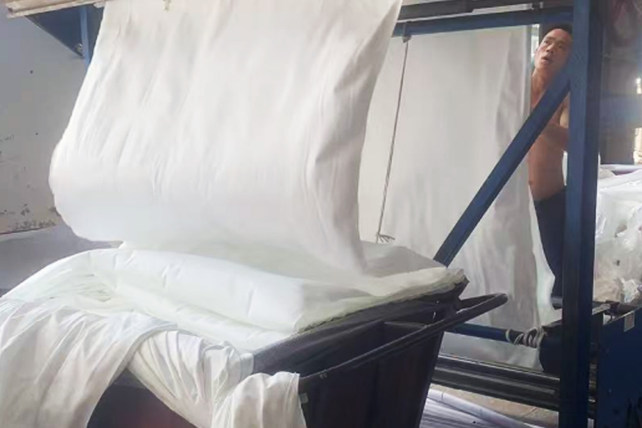 Värjäystehtaan tuotanto-harmaa kangasflip-alue