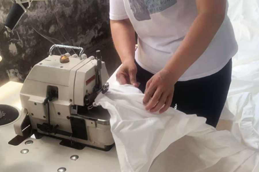 Värjäystehtaan tuotanto-harmaa kangasompelupää