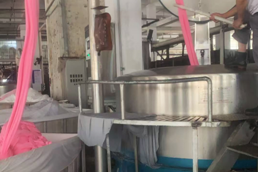 Värjäystehtaan tuotanto-puolivalmiita dehydraatioalueita