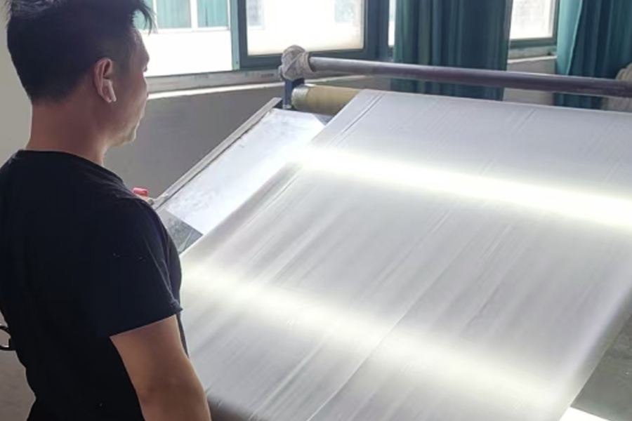 Värjäystehtaan tuotanto-valmiiden tuotteiden tarkastusalue