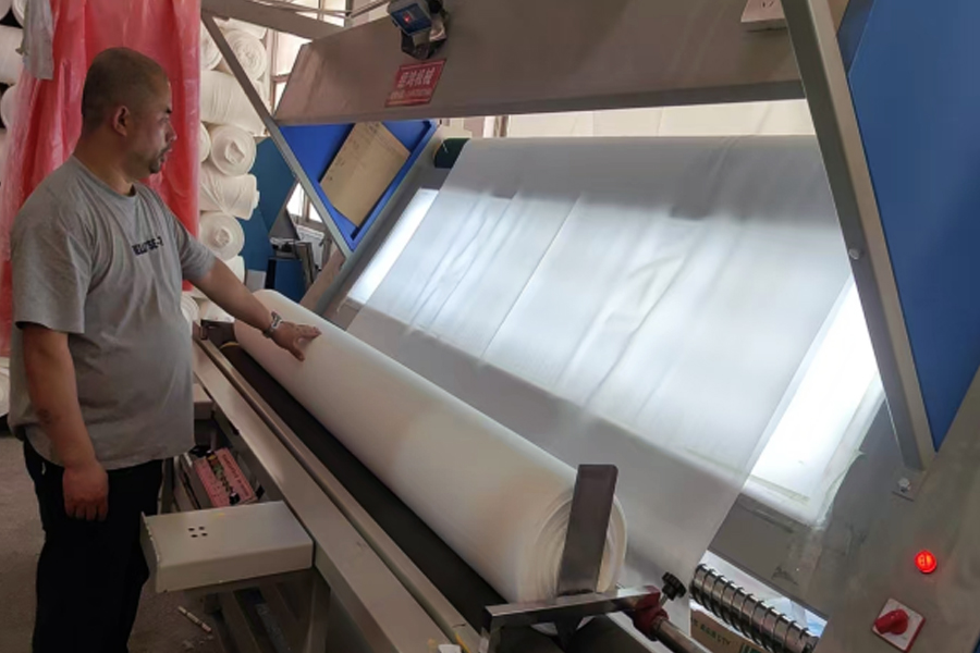 Värjäystehtaan tuotanto-valmiiden tuotteiden tarkastusalue