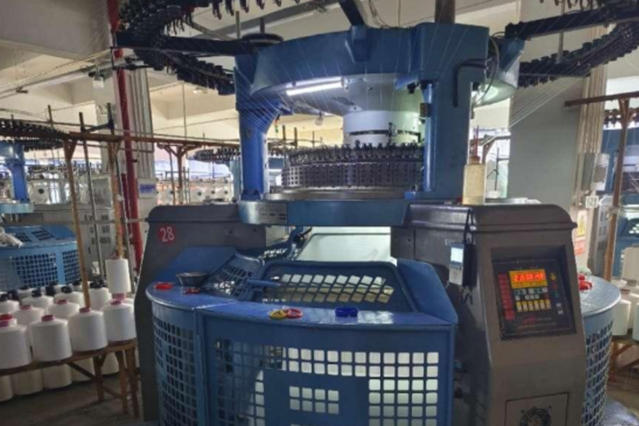 Harmaa kangastuotantomalli-keskijalka kaksipuoleinen